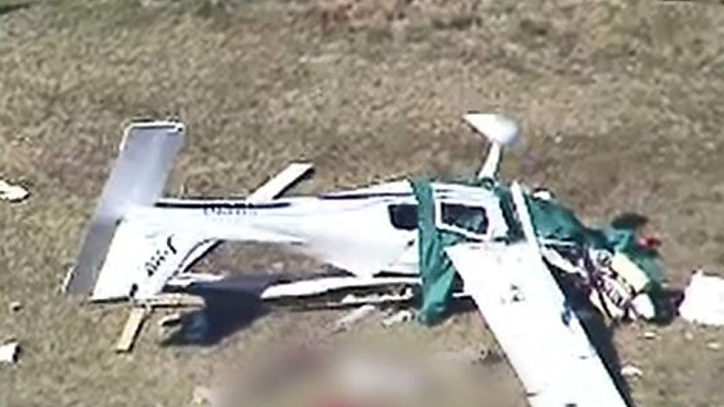 飞机坠毁致10人惨死！残骸砸中汽车摩托车，司机被烧成焦尸；澳洲2架飞机机场上空相撞，航空事故多发...（组图） - 17