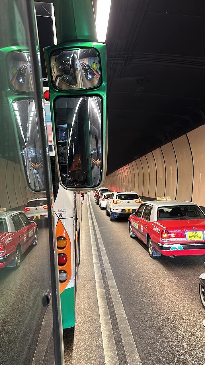 旅游巴冒烟起火！香港大老山隧道出九龙方向一度全线封闭（组图） - 5