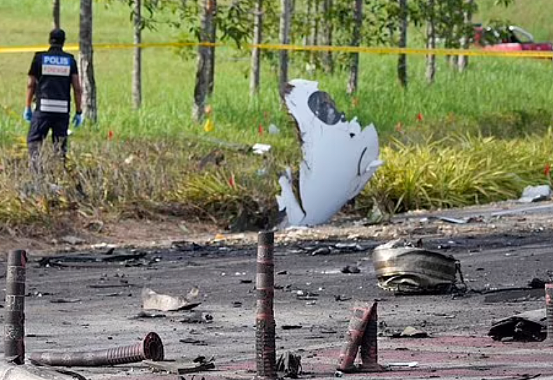 飞机坠毁致10人惨死！残骸砸中汽车摩托车，司机被烧成焦尸；澳洲2架飞机机场上空相撞，航空事故多发...（组图） - 2