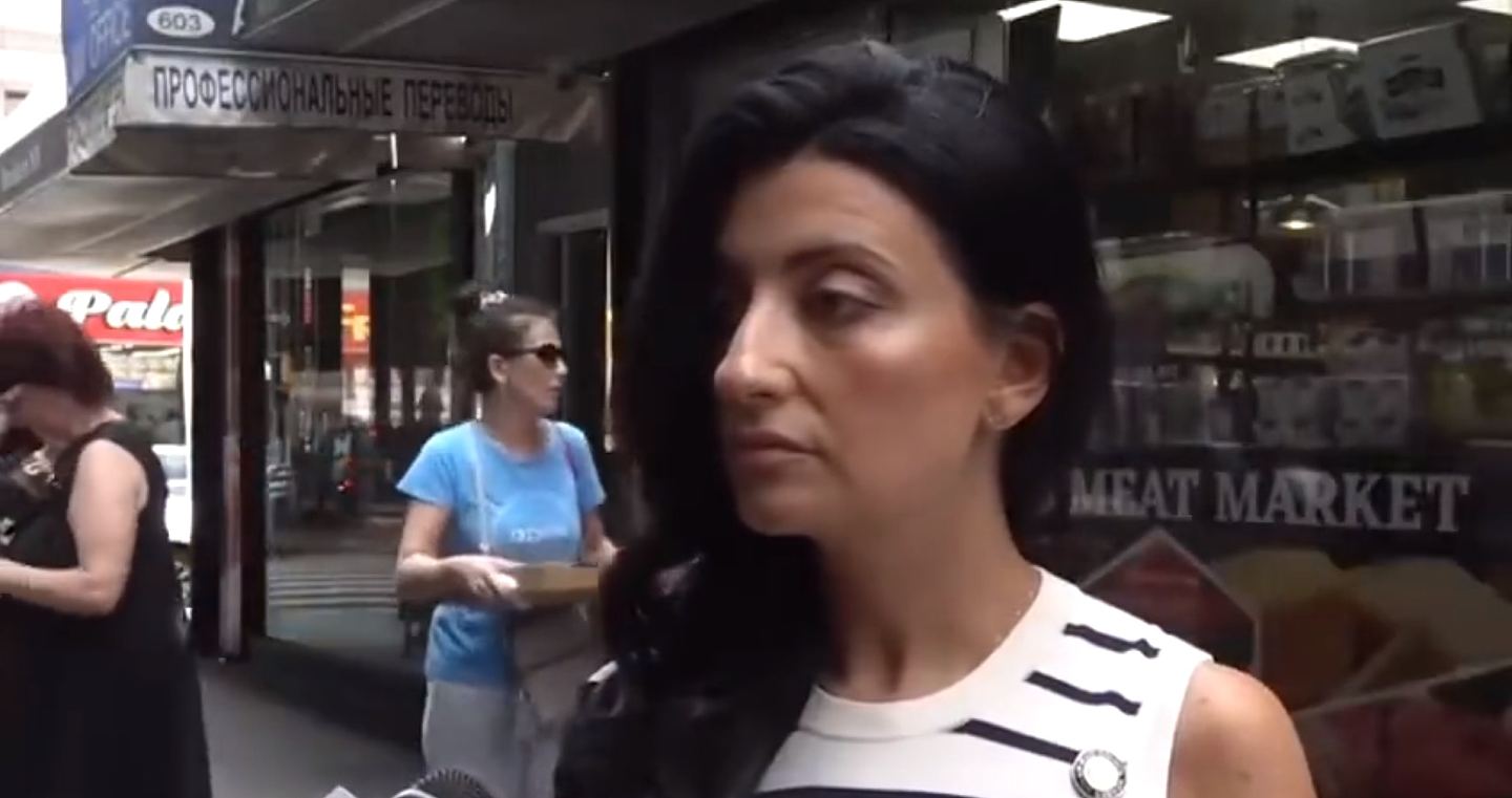 美国街头受访突遭陌生男偷吻，纽约市议员惊呼：WTF（视频/组图） - 2