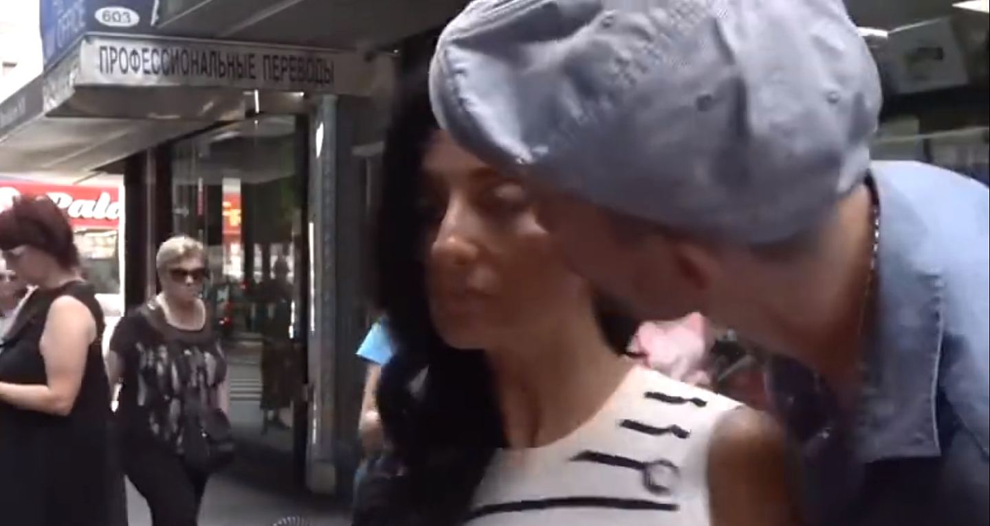 美国街头受访突遭陌生男偷吻，纽约市议员惊呼：WTF（视频/组图） - 3