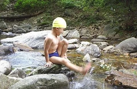韩国妈妈发怒：为什么要在有小孩子的溪谷穿比基尼？孩子爸爸也在，都没法睁眼！（组图） - 2