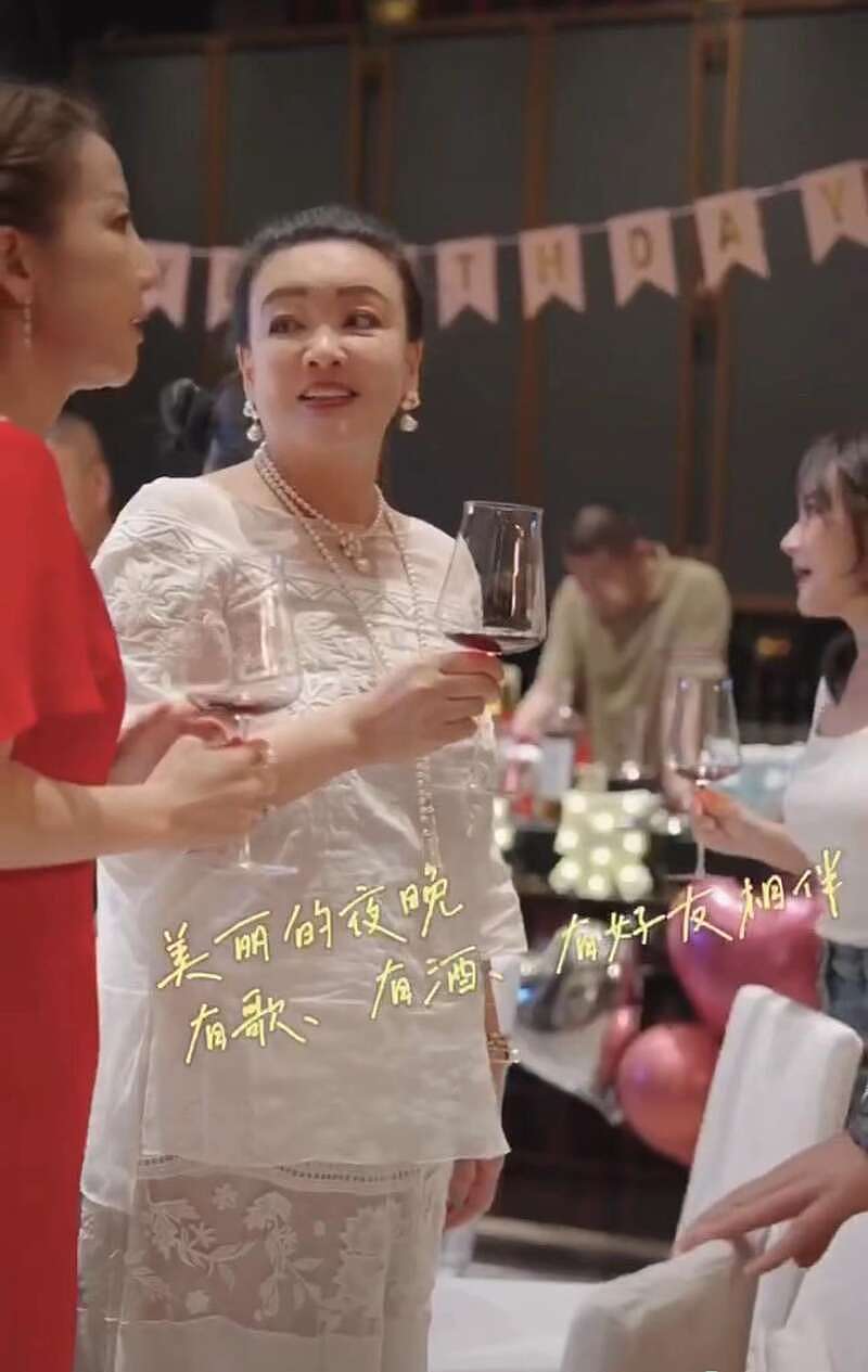 齐秦现身酒会暴瘦老得认不出，与美女富婆显亲昵（组图） - 2