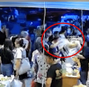 上海女孩水果店被榴莲砸伤毁容！店员赔了2000老板失联，谁的责任？网友吵翻（组图） - 1