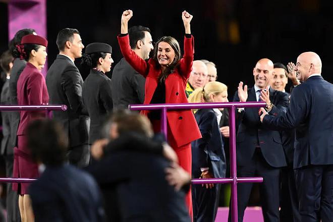 西班牙男足协主席亲了女前锋的嘴，惹争议，16岁公主就在身边（组图） - 1