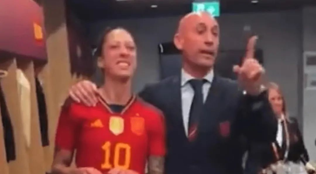 西班牙夺冠后，足协主席唇吻女球员被骂翻！（组图） - 10