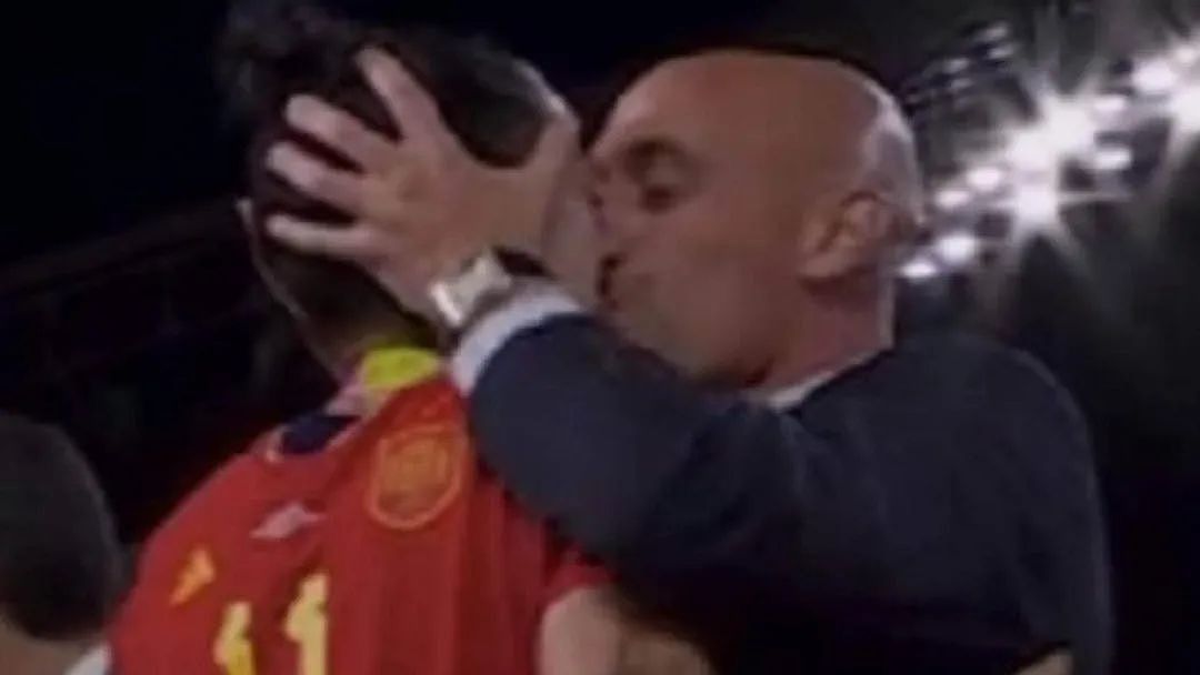 西班牙夺冠后，足协主席唇吻女球员被骂翻！（组图） - 7