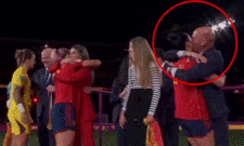 西班牙男足协主席亲了女前锋的嘴，惹争议，16岁公主就在身边（组图）