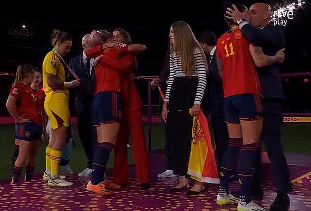 西班牙男足协主席亲了女前锋的嘴，惹争议，16岁公主就在身边（组图） - 2