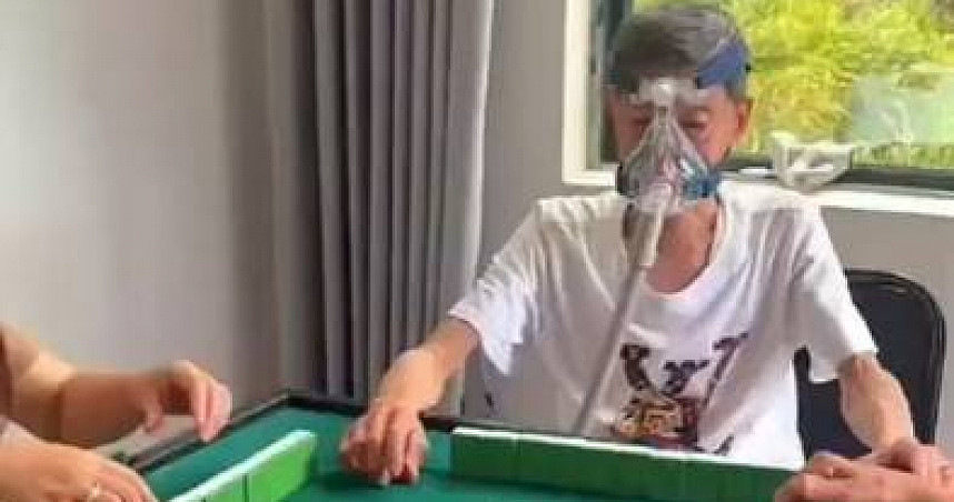 72岁翁肺气肿伴呼吸衰竭戴氧气面罩打麻将，女儿超支持：开心重要（图） - 1