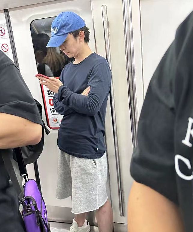 董子健北京挤地铁出行，衣着朴素不似明星，站在角落玩手机无人识（组图） - 1