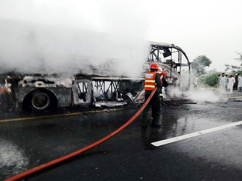 至少18死…巴基斯坦巴士小卡车相撞，起火烧到剩骨架（组图） - 2