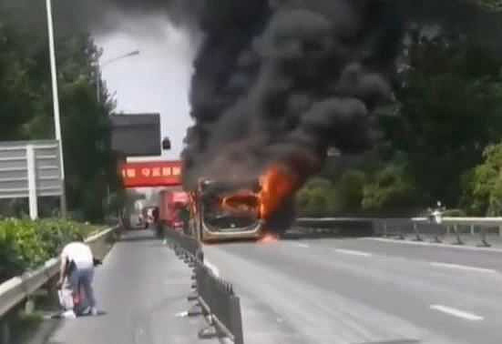 南京公车起火2死5伤！疑似乘客锂电池电瓶自燃惹祸（视频/组图） - 3