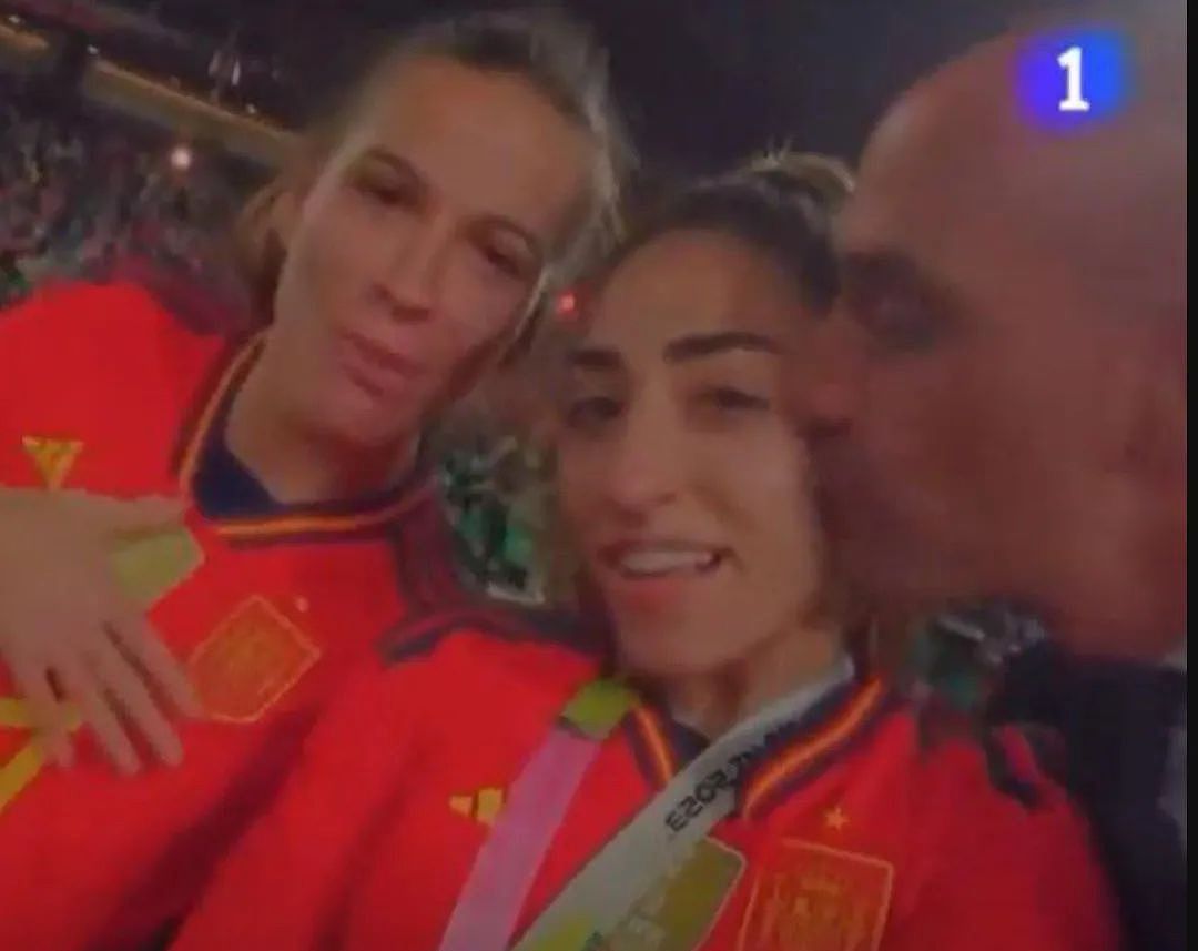 西班牙夺冠后，足协主席唇吻女球员被骂翻！（组图） - 8