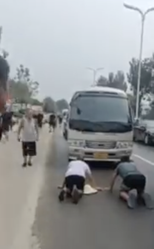 涿州灾民拦车下跪喊“家都没了”，“冷血官员”拒下车（视频/组图） - 1