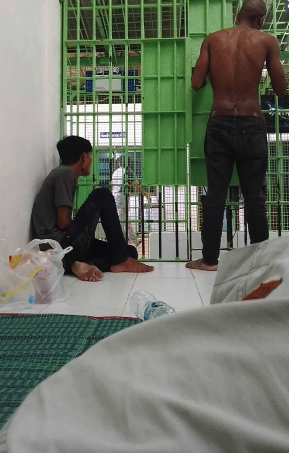 新西兰人去泰国后，“被迫背上罪名”！半裸被关在百人拘留所，小便在瓶子里解决（组图） - 6