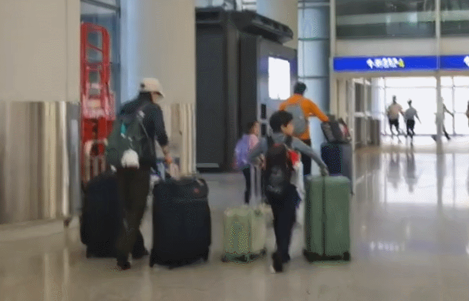 郭晶晶霍启刚现身机场，超多行李不带保姆，儿子拎俩行李箱不娇惯（视频/组图） - 2