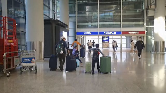 郭晶晶霍启刚现身机场，超多行李不带保姆，儿子拎俩行李箱不娇惯（视频/组图） - 4
