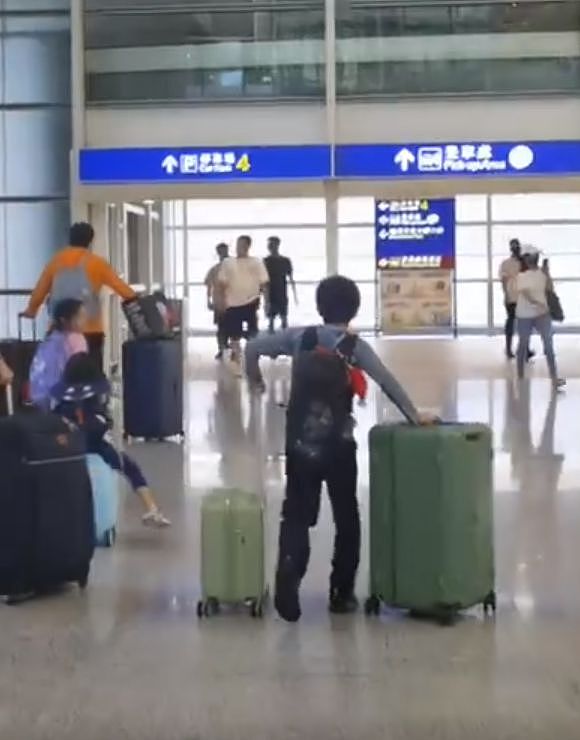 郭晶晶霍启刚现身机场，超多行李不带保姆，儿子拎俩行李箱不娇惯（视频/组图） - 5
