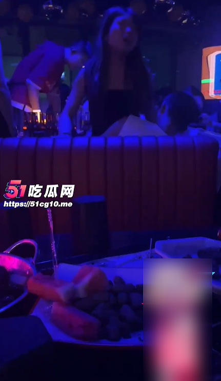 一女两男酒吧当众上演“3P活春宫！”忍不住随音乐节奏“超自然震动”（视频/组图） - 2