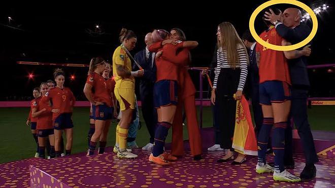 西班牙王后撞衫凯特；足协主席当众亲了女前锋的嘴；教练胆敢伸出“咸猪手”（组图） - 6