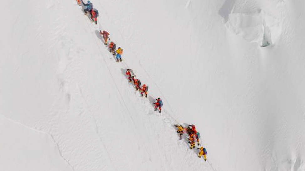 搬运工倒在世界第二高峰，50名登山客从他身上跨过任其活活等死！只为登顶破纪录（组图） - 9