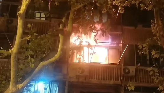 凌晨，上海32岁女子在闺蜜卧室纵火自焚： 她死了，却把19岁闺蜜坑毁了（组图） - 1