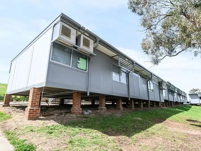 心态崩了！悉尼华人区学校输给地产开发商，空地被抢走盖公寓，而学生挤在铁皮房里上课...（组图） - 6