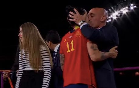 西班牙王后撞衫凯特；足协主席当众亲了女前锋的嘴；教练胆敢伸出“咸猪手”（组图） - 8