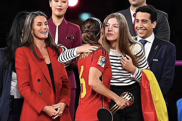西班牙王后撞衫凯特；足协主席当众亲了女前锋的嘴；教练胆敢伸出“咸猪手”（组图） - 4