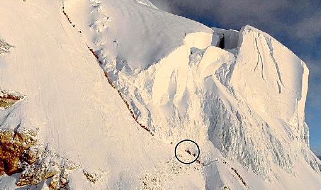 搬运工倒在世界第二高峰，50名登山客从他身上跨过任其活活等死！只为登顶破纪录（组图） - 12