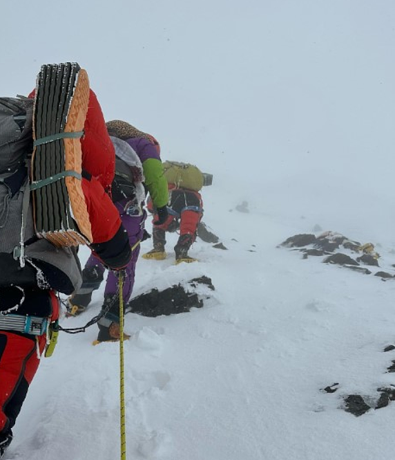 搬运工倒在世界第二高峰，50名登山客从他身上跨过任其活活等死！只为登顶破纪录（组图） - 3