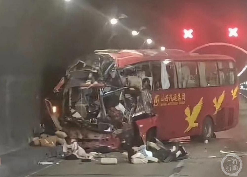 山西五台凤凰岭隧道大巴车撞墙，致5人遇难3人重伤（视频/图） - 1