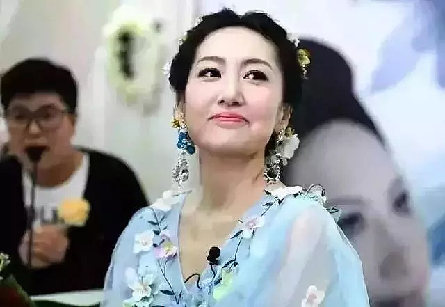 北京35岁女子盛装出席自己的“葬礼”，丈夫深情全场泪崩，妻子去世7年，他至今未娶（组图） - 2