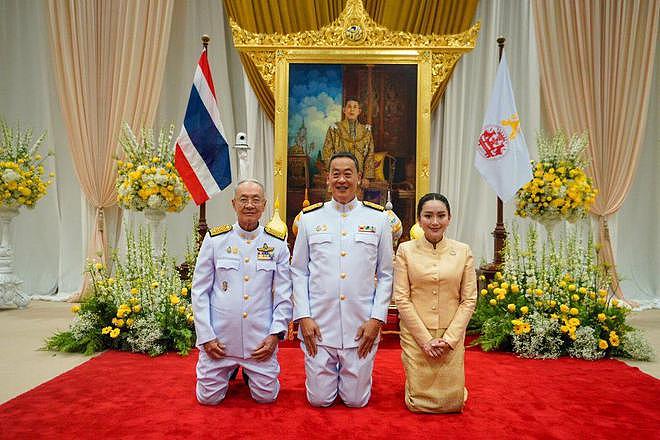 74岁他信乘私人飞机回泰国，跪拜国王画像，妹妹英拉含泪送别（组图） - 2