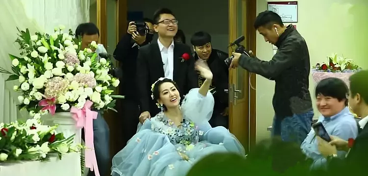 北京35岁女子盛装出席自己的“葬礼”，丈夫深情全场泪崩，妻子去世7年，他至今未娶（组图） - 15