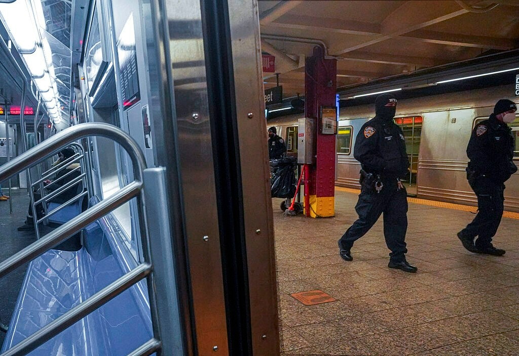 纽约10分钟内连发两起袭击，地铁乘客头部被刺4刀（图） - 1