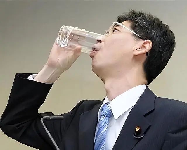 当年喝下核污水的日本官员，被日本人痛骂作秀！仅4年就引退，如今他怎么样了？（组图） - 8