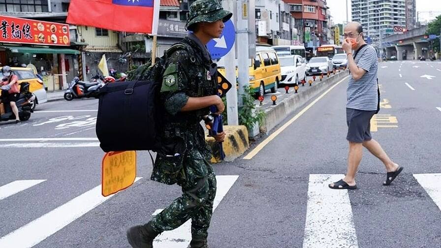 台湾退伍军人手持塑料冲锋枪徒步环岛，称：盼提升台湾人抗敌意识（组图） - 1