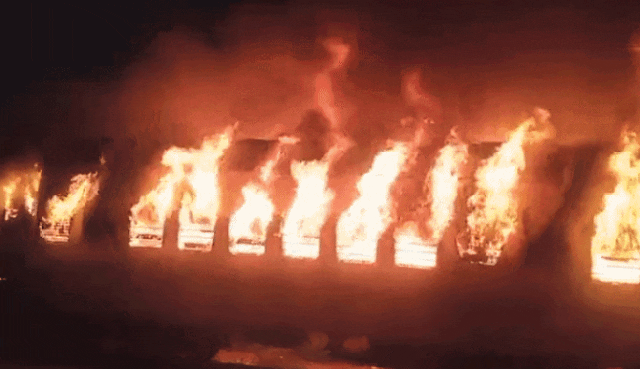 至少10人死亡！印度一列车起火，疑因乘客煮咖啡点燃气灶引起（视频/图） - 1