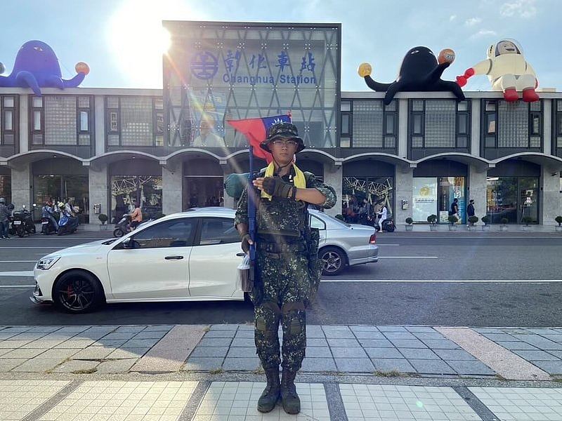 台湾退伍军人手持塑料冲锋枪徒步环岛，称：盼提升台湾人抗敌意识（组图） - 2