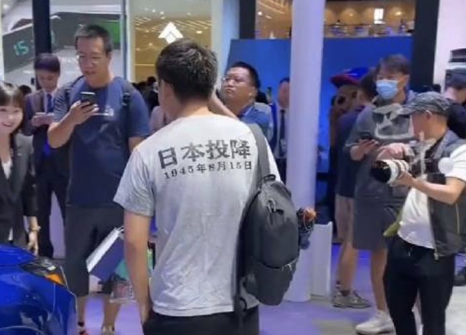 中国博主穿“日本投降”T恤买日系车，路人看不下去：极端份子（视频/组图） - 2
