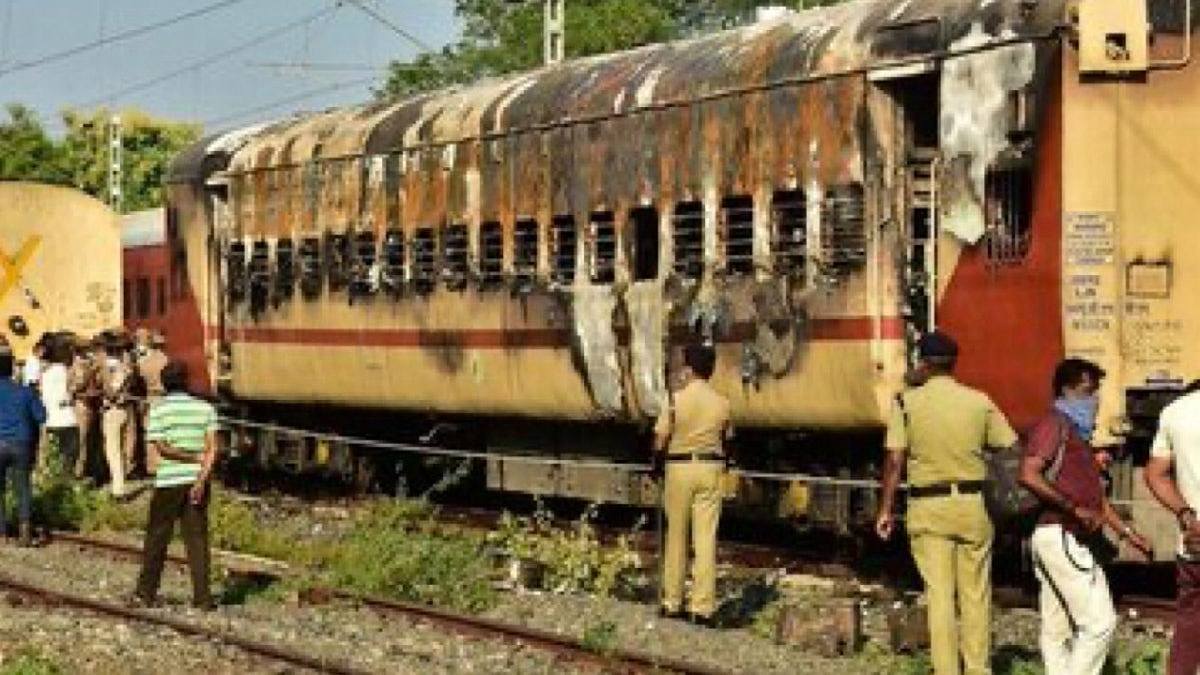印度火车着火10死，疑因乘客带煤气罐煮咖啡（图） - 1