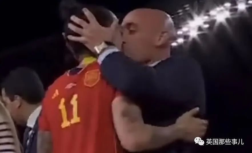 西班牙女足夺冠，足协主席当众强吻搂抱女球员，引发公愤，他觉得是被女权迫害？（组图） - 2