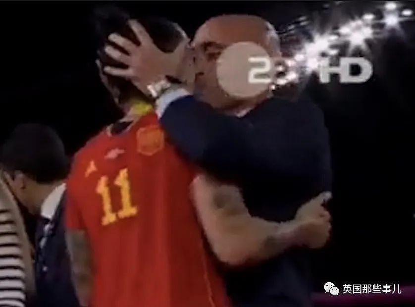 西班牙女足夺冠，足协主席当众强吻搂抱女球员，引发公愤，他觉得是被女权迫害？（组图） - 4