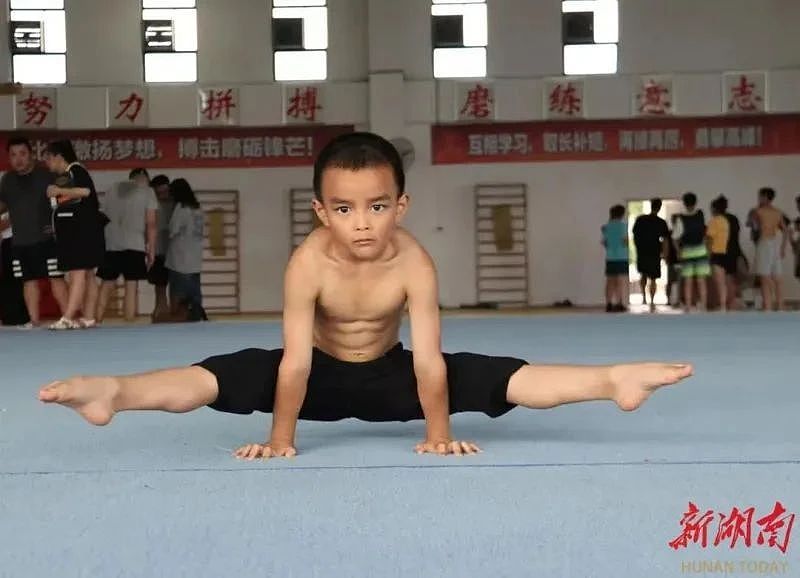 7岁获5金2银！中国体操“神童”背后是一个特殊家庭...（组图） - 1