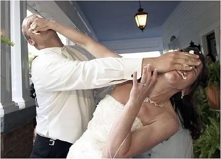 新郎将新娘的脸拍进蛋糕，结婚次日两人离婚！有多少欧美夫妻因婚闹翻脸？（组图） - 5