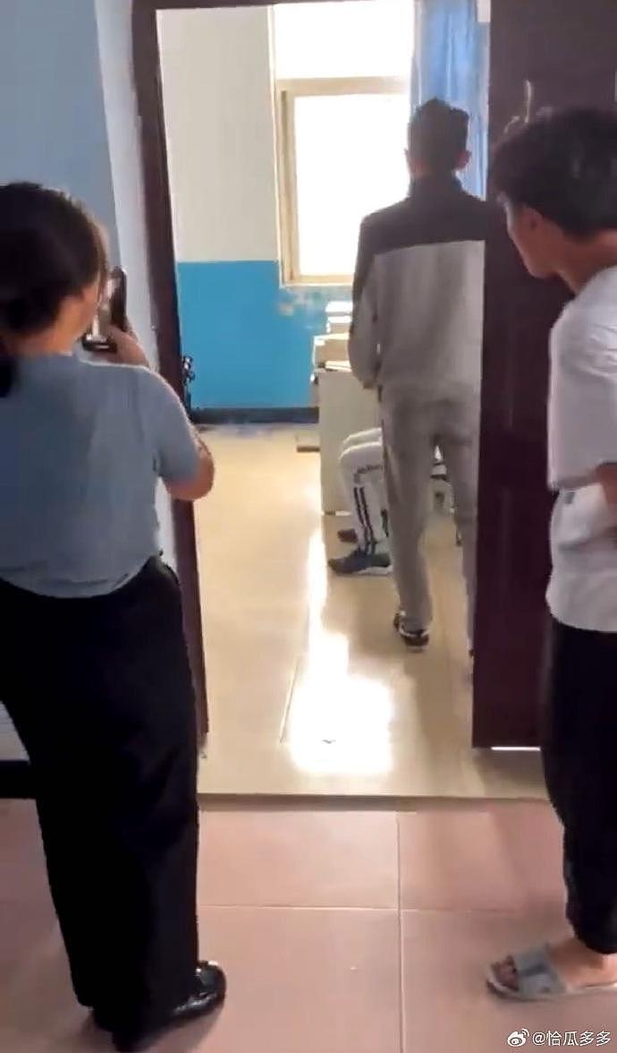 视频疯传！中国情侣躲大学办公室爱爱，被老师同学突击“查房”（视频/组图） - 4