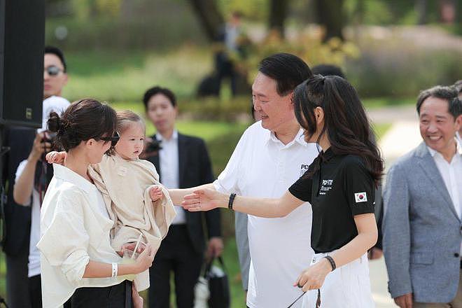 尹锡悦带爱犬和小朋友互动，50岁妻子少女感十足，和丈夫似两代人（组图） - 4