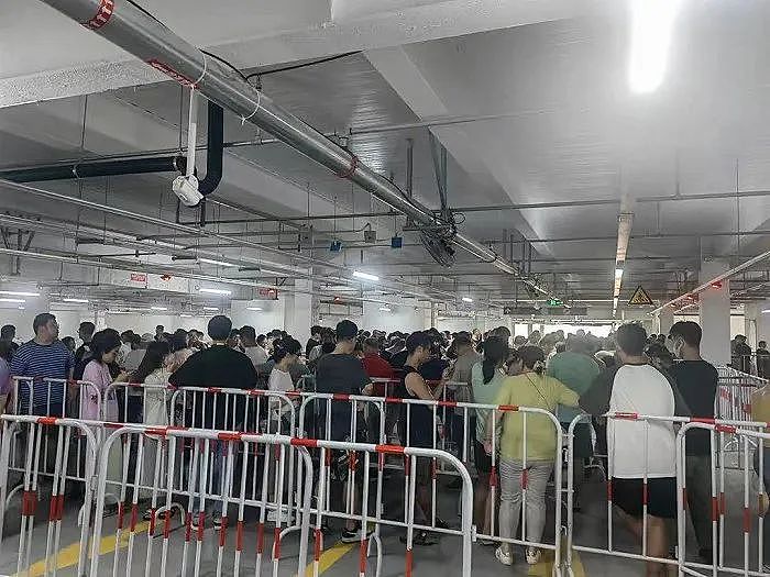 杭州首家Costco开业火爆：爱马仕和茅台都被抢光，周边楼盘曾两度售罄（组图） - 2